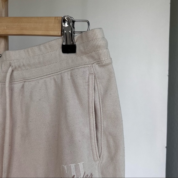 SOLD ❌ CREAM SWEATSHIRT AND SHORTS LOUNGE SET - Picture 5 of 6